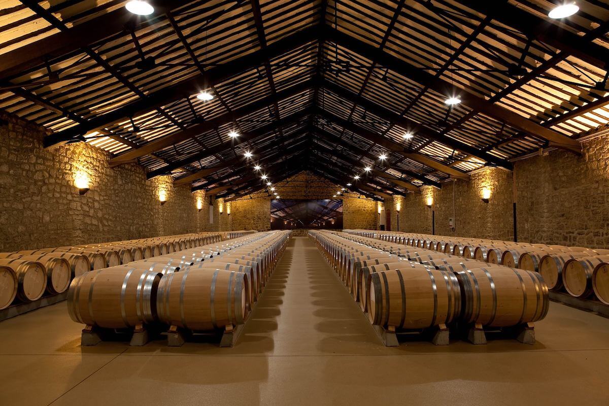 vino de La Rioja: sala de barricas de CUNE